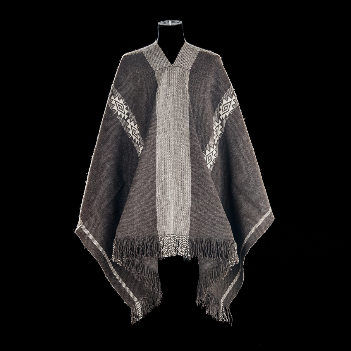 Poncho Cola de Ñandú — Hand-Woven Sheep Wool | Tewün